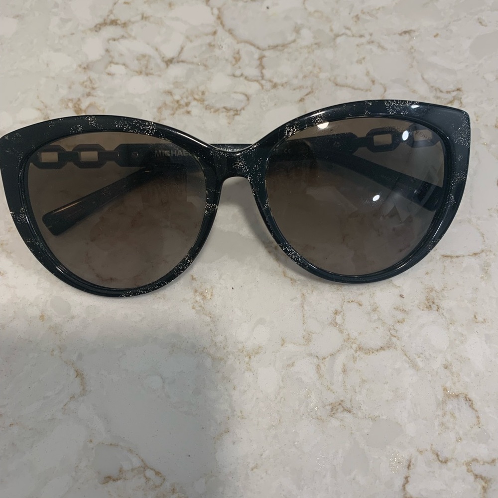 Michael kors sun glasses. Never worn out.